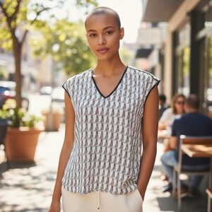 CKS Womens Sleeveless Shirt Giraffe Print V Neckline Blouse Novelty Print Med‎